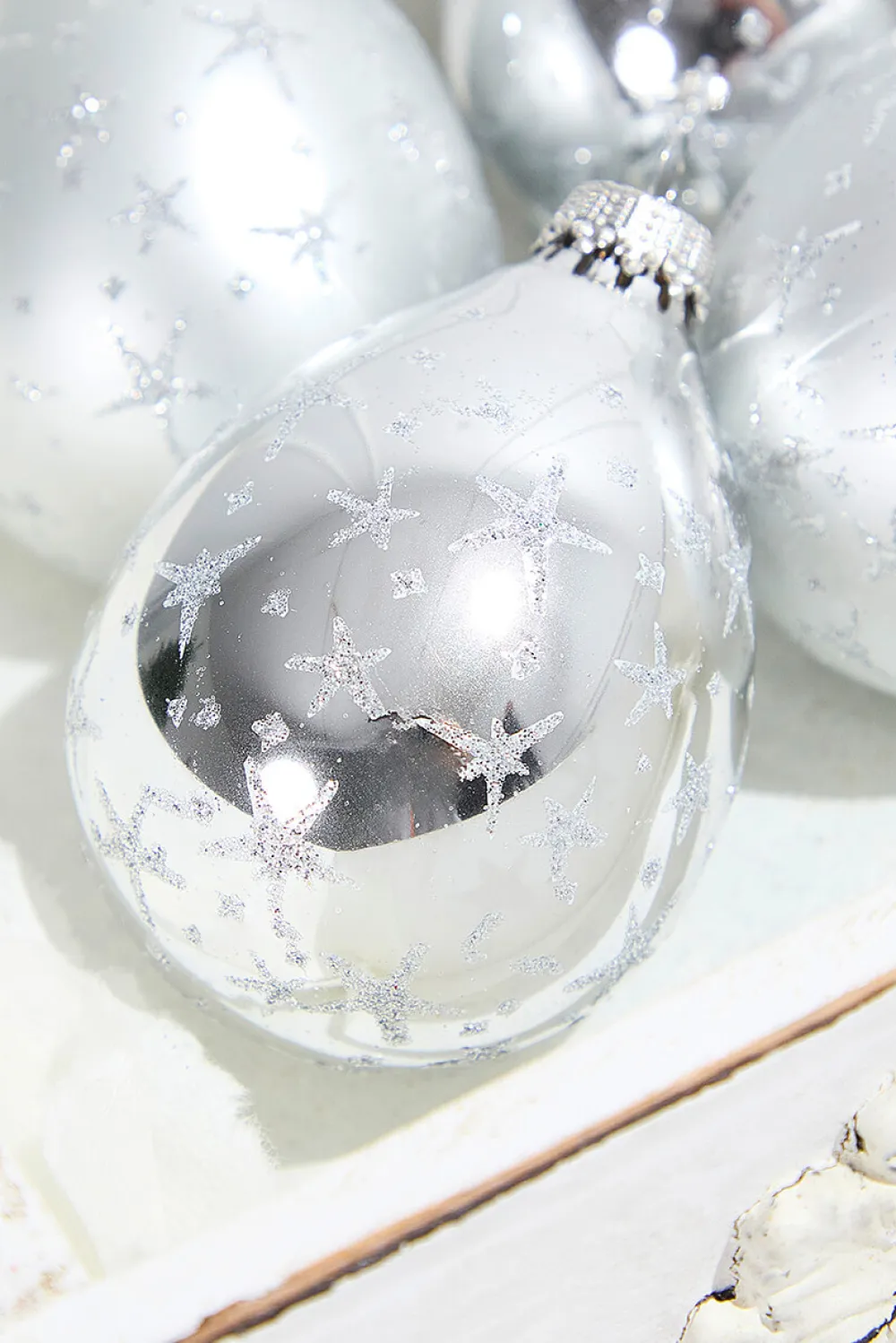 Decorator's Warehouse 4ct Glass Drop Bright Silver & Silver Pearl with Silver Stars > White Christmas|Boxed Sets