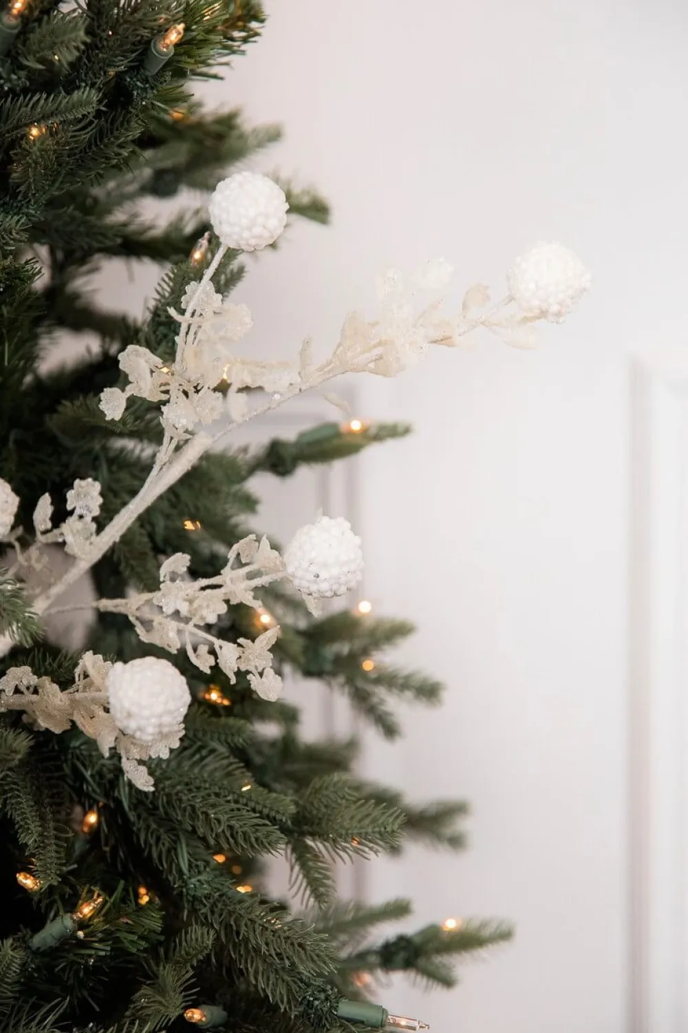 Decorator's Warehouse 25” Glitter Sequin Sweetgum Ball Leaf Spray > White Christmas|Christmas Sprays