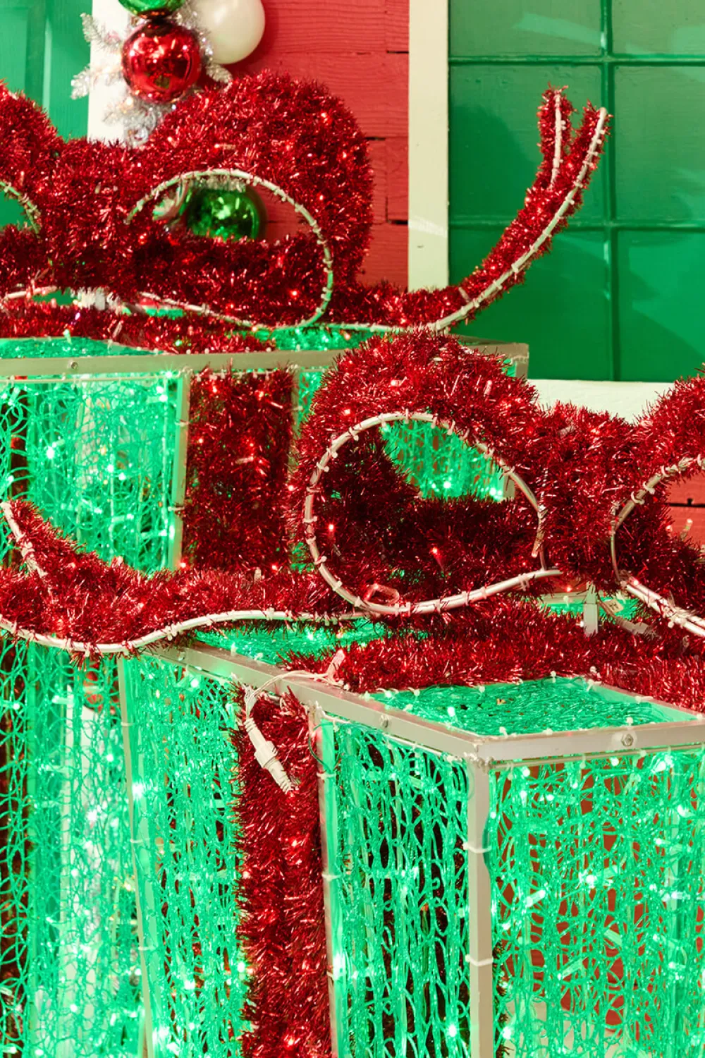 Decorator's Warehouse 3'/4'/5' Green Gift Box Set with Red Bow > Outdoor Decor|Outdoor Decor