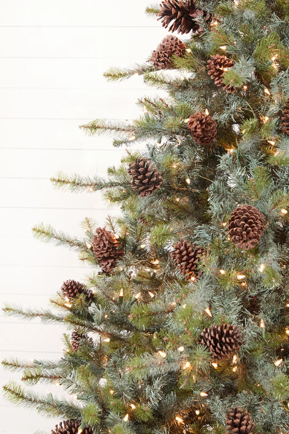 Decorator's Warehouse 9' Mammoth Pine Christmas Tree with 1,300 Lights > Green|9 Feet