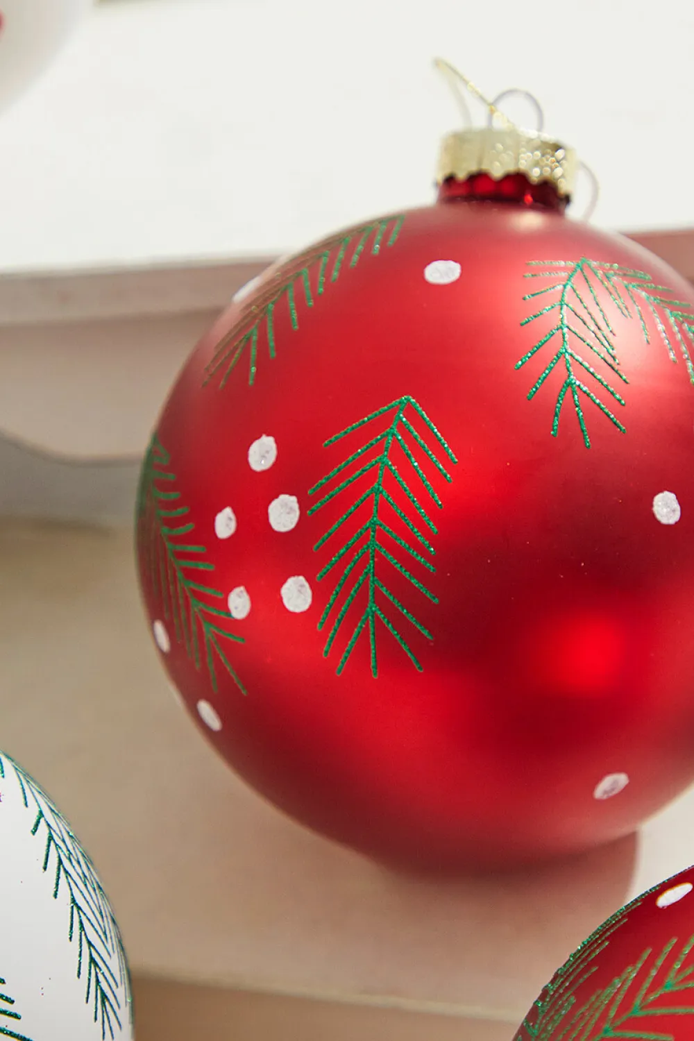 Decorator's Warehouse 5" Red/White Christmas Ball Ornaments - Set of 6 > Boxed Sets|Christmas Decor