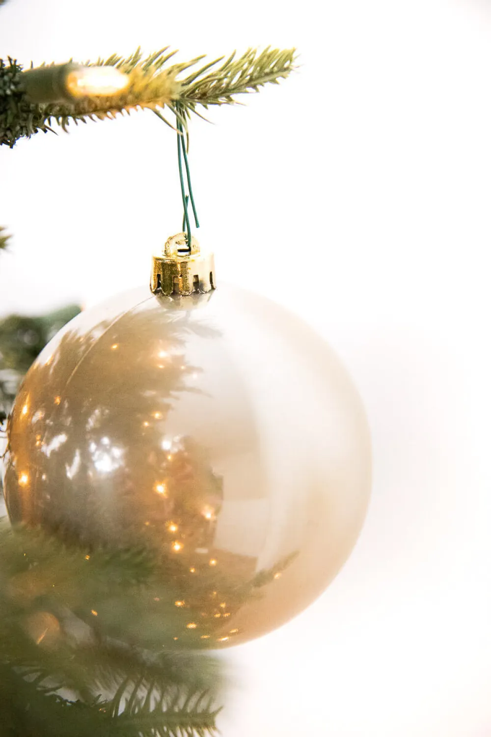 Decorator's Warehouse 3.9” Shiny/Matte Pearl Shatterproof Ornaments - Set of 4 > Boxed Sets|Christmas Decor