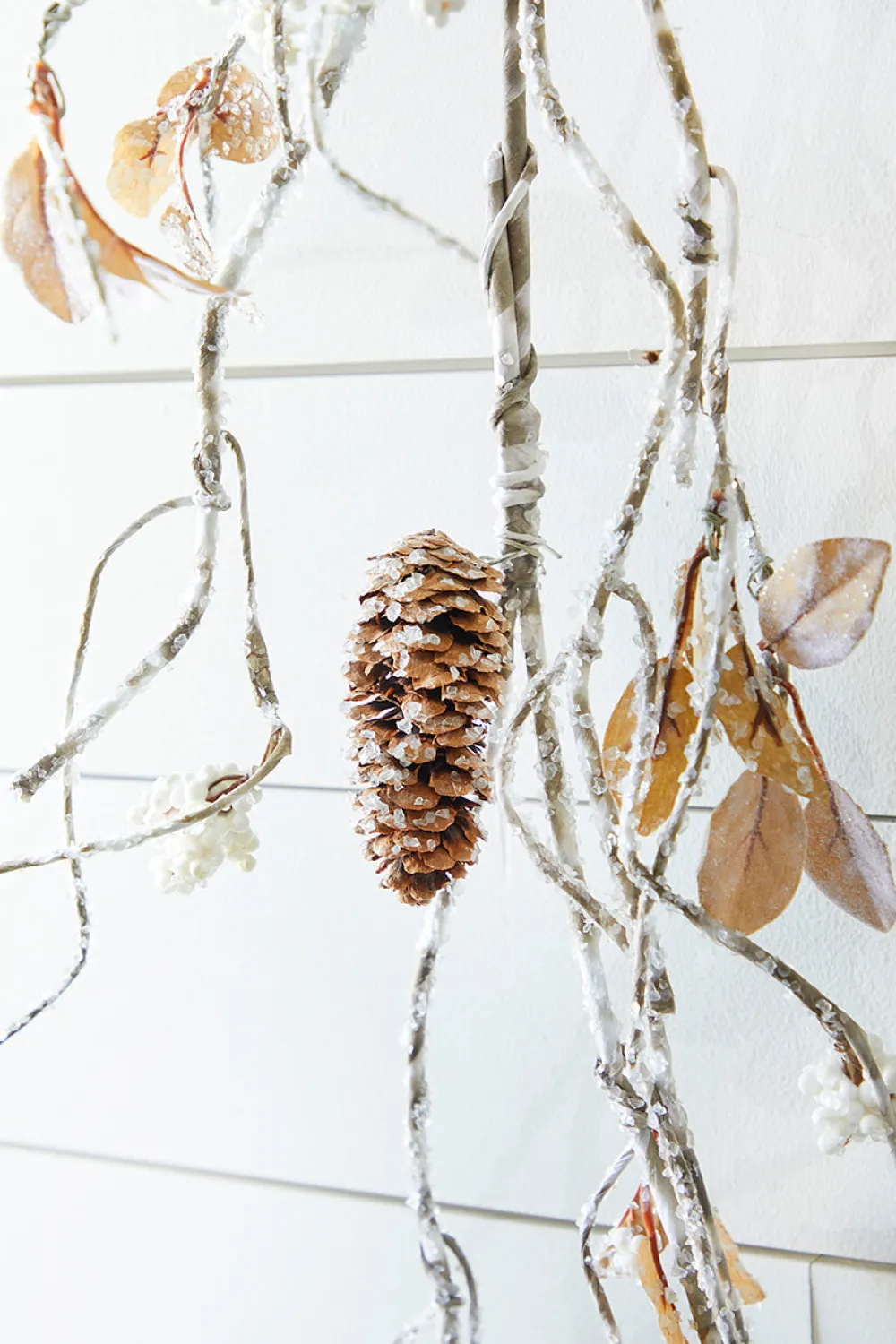 Decorator's Warehouse 48" Snow with Glitter Winter Chalet Garland - Natural/Frost > Christmas Decor|Unlit Garlands